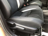 運転席シ-ト座面は上下アジャスタ-付です。お好みの位置に調整可能です。