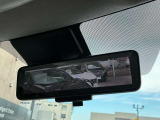 後席が荷物で塞がっている時などに、クリアな後方視界を表示してくれる、スマートルームミラー