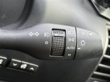 【オートライト(AUTO)】外の明るさをシステムが感知して、自動でヘッドライトが点灯します。ヘッドライトをつけ忘れを防ぐ便利機能です。