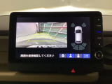 バックギアに入れますとご覧のような画像に自動的に切り替わります。車庫入れ時に役立ちます。