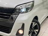【LEDヘッドライト】悪天候や夜間走行時も良好な視界を確保し安心して運転できる高輝度LEDヘッドライトを装備!点灯速度が早く、消費電力も抑えられています。