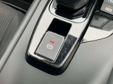【電動パーキングブレーキ】ブレーキペダルを踏み込み、スイッチを引き上げると作動、押し下げると解除されます。
