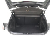 開口部の広いラゲージスペースです。