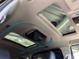 【サンルーフ】開放感たっぷりの希少装備、サンルーフが装着されています!車内に明かりを取り入れたり景色を楽しむ以外にも、車内の空気も簡単に換気できて快適です!