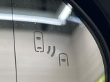 【ブラインドスポットモニター】走行中、ドアミラーの死角になりやすい箇所に後続車が接近するとサイドミラーのレンズに警告を表示!ドライバーに注意喚起をしてくれます。