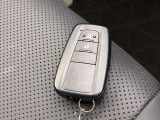 ドアの開閉時、両手が荷物で塞がっている時はキーレスでのカギの解除が大変ですよね。スマートキーはポケットやバッグに入れておけば、ノブに触れただけでロックの解除が可能です。とても便利な機能です。