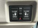 スマートキーや運転席のスイッチ操作のほか、ドアハンドルを少し引くだけで自動開閉します。狭い場所でのドアの開閉に困らないだけでなく強風時やお子様がドアを開けて隣の車にぶつけてしまうことも防いでくれます。