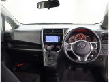 デザインもよく、居心地のよい運転席ですね。分かりやすいスイッチ類ですから操作もしやすく運転をサポートします。ぜひご来店いただき、実際にお座りいただいてステアリングを握ってみてください!