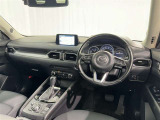 運転席まわりです。 各操作スイッチは使いやすい位置に配置されてます。
