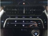 お車のキーはスマートキーです。キーを身につけた状態で車に近づき、ドアロックの解錠や施錠操作が出来ます。雨の日など両手がふさがっている時など、とっても便利ですね。