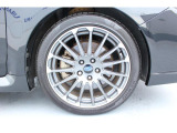 タイヤサイズは225/45R18 純正アルミホイール装着です!