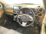 運転席周りのレイアウトをご覧ください。ナビゲーションが綺麗に装着されすっきり収まってますね!
