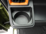 カップホルダーは運転席や助手席からちょうど手の届く位置です!!