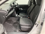 高いホールド性で運転姿勢が安定します。長距離ドライブでも疲れにくいのが魅力です。快適なドライビングライフをお送りください♪