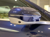 BMWのミラーは車種によって異なりますがレーンチェンジウォーニングが装備されております。詳しくは当店スタッフまでお問い合わせくださいませ。