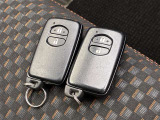 ドアの開閉時、両手が荷物で塞がっている時はキーレスでのカギの解除が大変ですよね。スマートキーはポケットやバッグに入れておけば、ノブに触れただけでロックの解除が可能です。とても便利な機能です