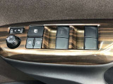パワーウィンドのスイッチです。運転席に座りながら、助手席や後席の窓を開け閉めできるので大変便利ですよ。