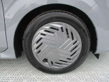 日産純正のホイールキャップが装着されてます。