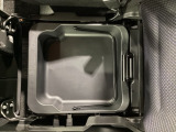 助手席シート座面には持ち運び可能な収納BOX付!