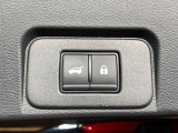 【パワーバックドア】スマートキーや運転席のボタンを押すだけでリアゲートが自動で開閉します!荷物を持っている時や、高い位置にあるバックドアを閉める際に便利な機能です♪