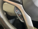 【ステアリングスイッチ】手元のボタンから、オーディオやナビなどの操作ができるので、よそ見をせずに安全に運転に集中できます!(設定必須)