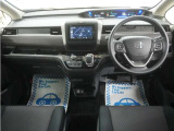 運転にかかわる様々な操作を安全に行えるように視点移動が少なく、操作性に配慮されたスイッチ類が凝縮されたコクピットです。