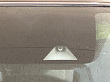 【エマージェンシーブレーキ】走行中に前方の車両等を認識し、衝突しそうな時は警報とブレーキで衝突回避と被害軽減をアシスト。より安全にドライブをお楽しみいただけます。