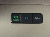【eコンスイッチ】低燃費運転をサポートするECONモード。スイッチをONすると、エンジンやトランスミッション、A/Cなどを協調制御し、燃費の向上に貢献。エコドライブの効果を高めます。