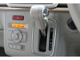 インパネシフトだから視線の移動も少なく足元もスッキリ♪運転席もゆったりしているのでゆとりを持ってドライブできますね!
