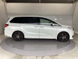 狭い駐車場でも、スライドドアならチャイルドシートへのお子さまの乗降や荷物の積載もスムーズ。とても便利な【両側電動スライドドア】ドアハンドを少し引くだけでリアドアが自動開閉します。
