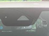 【i-ACTIVESENSE】走行中に前方の車両等を認識し、衝突しそうな時は警報とブレーキで衝突回避と被害軽減をアシスト。より安全にドライブをお楽しみいただけます。
