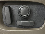 電動パワーシートですので運転中のシート調節も安全に行えます。微調整も可能ですのであなただけのドライビングポジションを実現します。