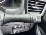 オートライト機能やフォグランプスイッチを備えたマルチレバー。周囲の明るさに応じてライトが自動点灯し、夕方やトンネル内でも安心です。