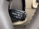 前方の車との車間を設定し、スピードを上げたり緩めたりを自動で行ってくれる追尾式の「レーダークルーズ」。上級装備の一つです!高級車にしかつかない嬉しい機能です。