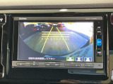 【バックカメラ】運転が苦手な方も車庫入れラクラクです!ギアをリバースに入れれば自動的に切り換わりますので、面倒な操作は不要です♪狭い駐車場もお車を傷つけず安心ですね!