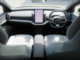 運転に必要な情報は、フローティングデザインのセンターディスプレイに集約。直感的に操作できるタッチスクリーンを採用し、先進的でありながらも落ち着きのあるインテリアを実現しています。