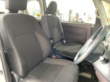 運転席まわりには十分なスペースがあり、大柄な方でもゆったり運転していただける環境です。