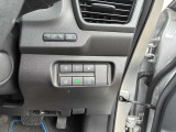 運転席右下の操作しやすい位置に各種設定ボタンがあります