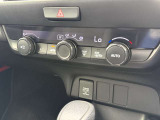 【オートエアコン】一度お好みの温度に設定すれば、車内の温度を検知し風量や温度を自動で調整。暑い&hellip;寒い&hellip;と何度もスイッチ操作をする必要はありません。快適な車内空間には必須の機能ですね♪