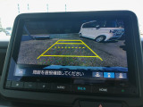 バック駐車が苦手な方や、初めてのお車で不安な方も安心。後方の映像をナビ画面に表示するため、周囲を確認しながらスムーズに駐車できます。