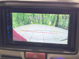 【バックカメラ】駐車時に後方がリアルタイム映像で確認できます。大型商業施設や立体駐車場での駐車時や、夜間のバック時に大活躍!運転スキルに関わらず、今や必須となった装備のひとつです!