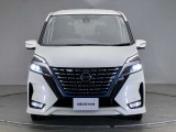 【LEDヘッドライト】見た目のかっこよさももちろんですが、濃霧や暗闇でも見やすくなります。雨の日の運転にも強いお車ですよ☆