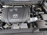 「SKYACTIV-G(ガソリン)」は、規格外の高圧縮を実現し、世界のエンジン技術者に驚きを与えました。さらに、それを維持したままノッキングの発生を抑え、熱効率を向上、走りにも寄与したエンジンです。