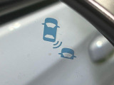 【ブラインドスポットインフォメーション】走行中、ドアミラーの死角になりやすい箇所に後続車が接近するとサイドミラー付近に警告を表示、ドライバーに注意喚起をしてくれます。