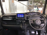 フロントガラスが大きく、ワイドな視界で運転もしやすくなるように、設計されています。