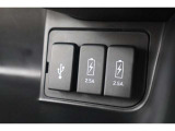 USBオーディオ用ソケットがついていますので携帯電話などを接続すれば音楽等の再生が可能です!充電用ソケットもございます!