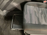 助手席側から見た車内の画像です。使い勝手の良い装備が整う上質な空間が広がっています。シートも快適で乗る人に安心感を与えます。