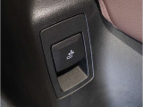 【ルームミラー一体型ETC車載器】ルームミラーの裏側に目立たない様に配置されたETCカード挿入口。スタイリッシュ且つ機能的なものとなっております。