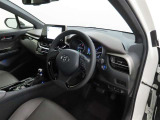 シンプルで使いやすいデザインの運転席です。
