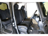 すわり心地の良い運転席・助手席です。長時間のドライブの疲れ軽減に貢献します。どうぞ快適なドライブを♪